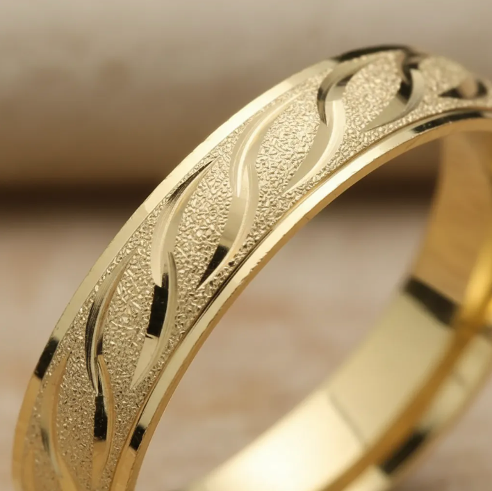 Argolla De Matrimonio Oro Amarillo 10k 4mm Arenado Olas