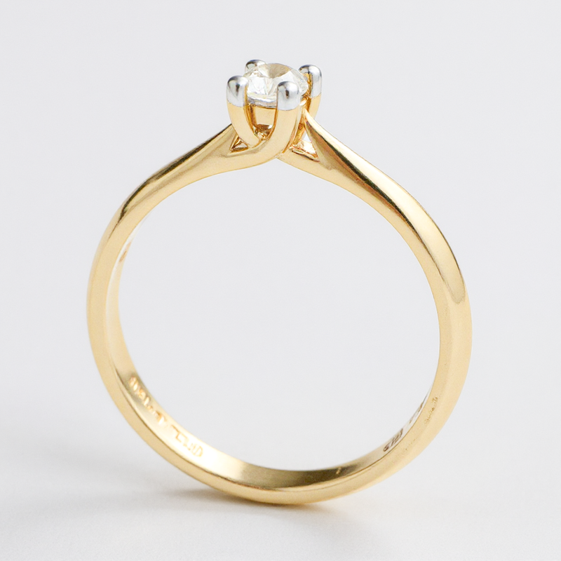 Anillo Solitario con Diamante