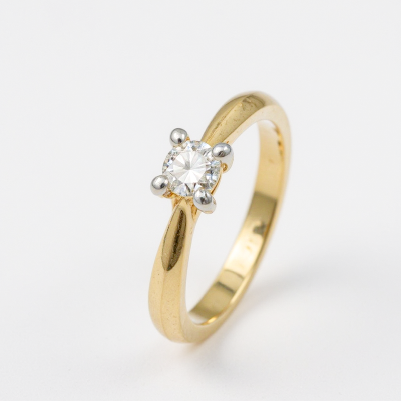 Anillo Solitario con Diamante