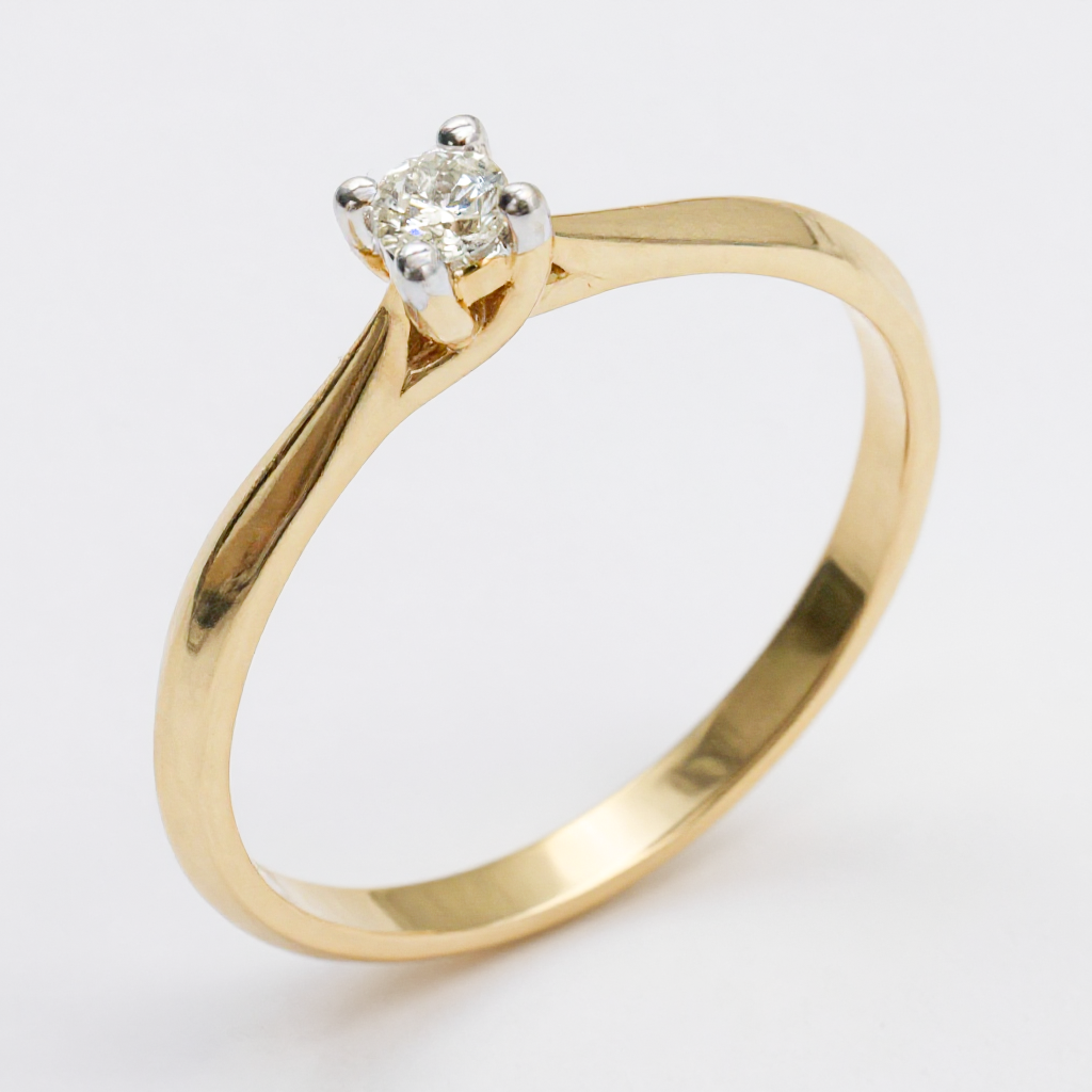Anillo Solitario con Diamante