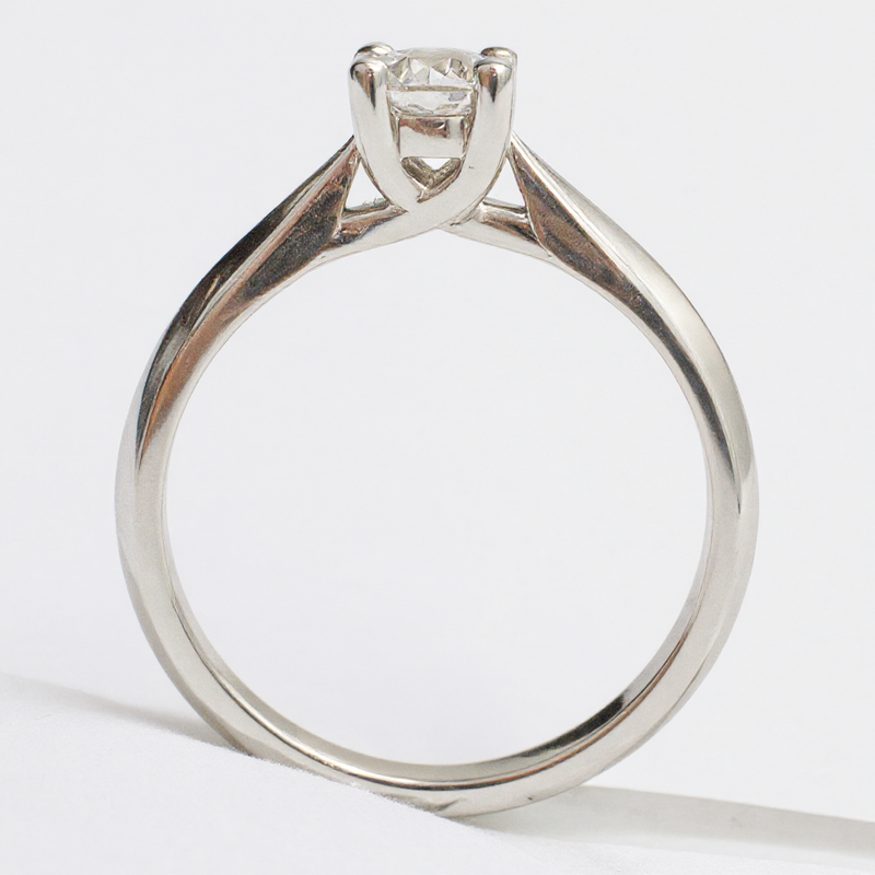 Anillo Solitario con Diamante