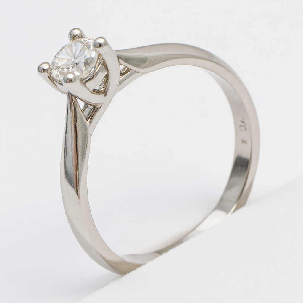 Anillo Solitario con Diamante