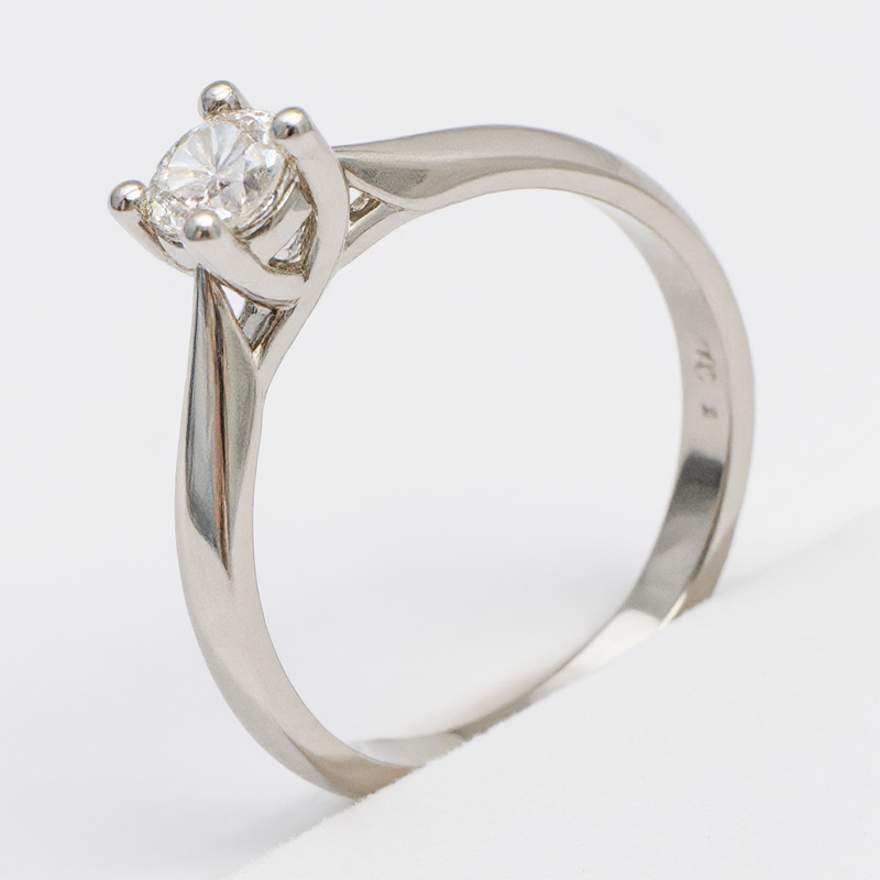 Anillo Solitario con Diamante