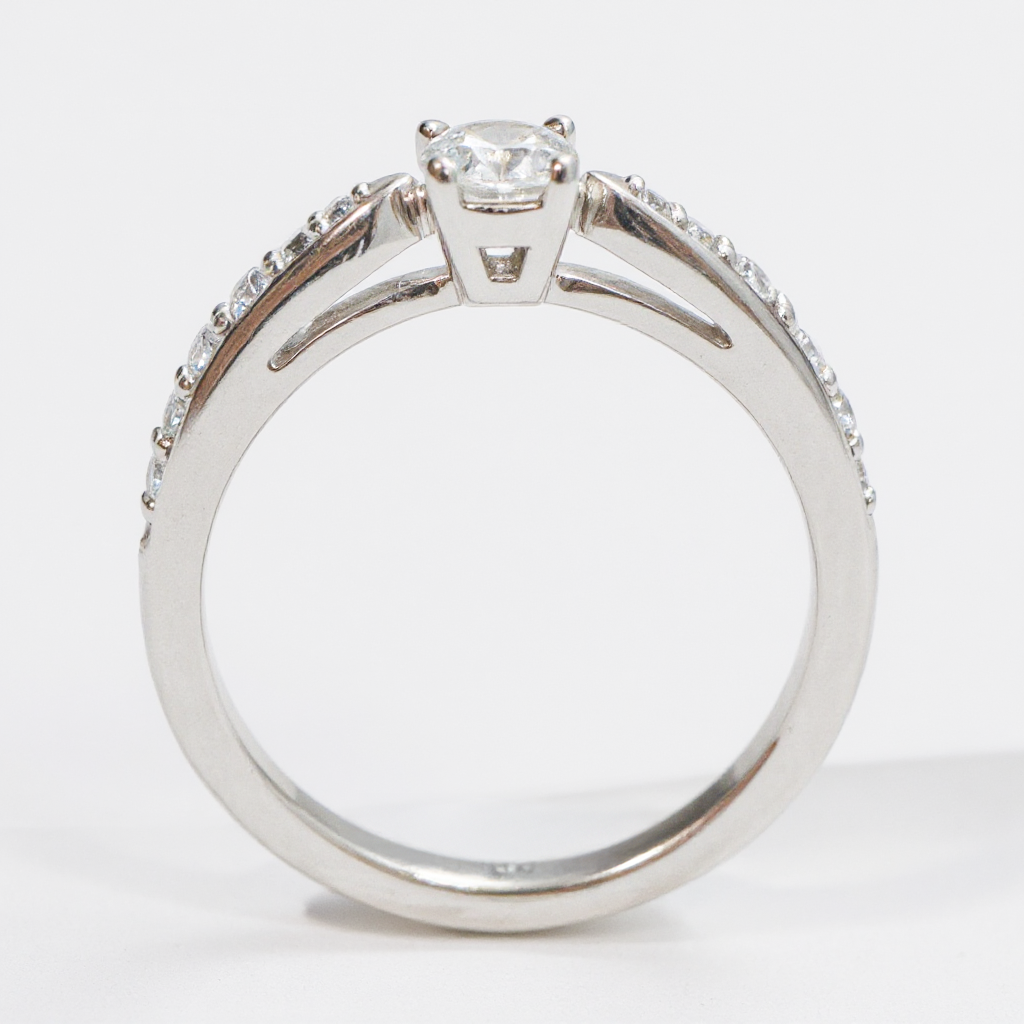 Anillo Solitario con Diamantes