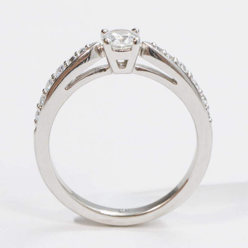 Anillo Solitario con Diamantes