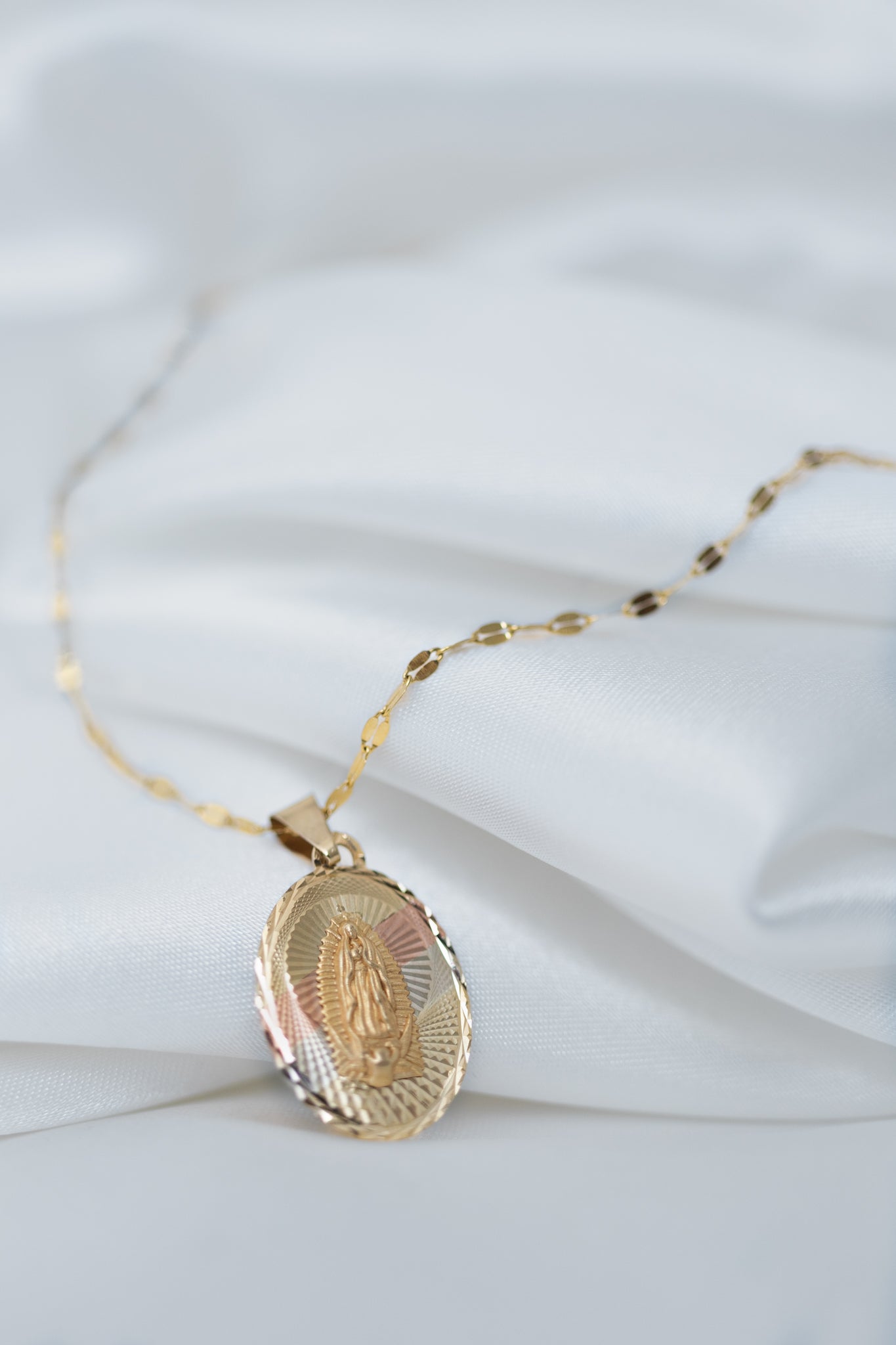 Medalla con cadena de Pepita Amarilla