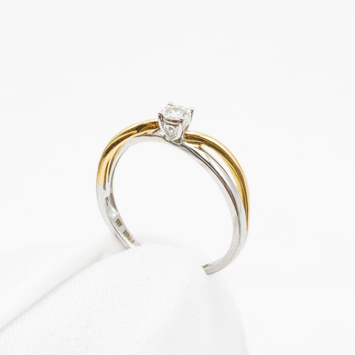 Anillo Entrelazado con Diamante