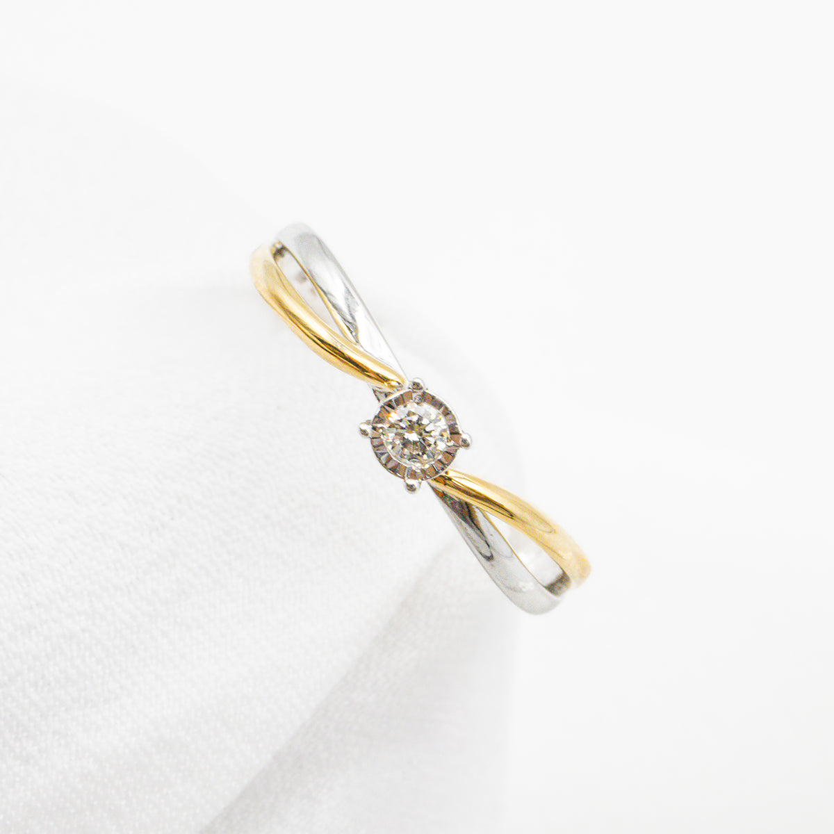 Anillo Entrelazado con Diamante