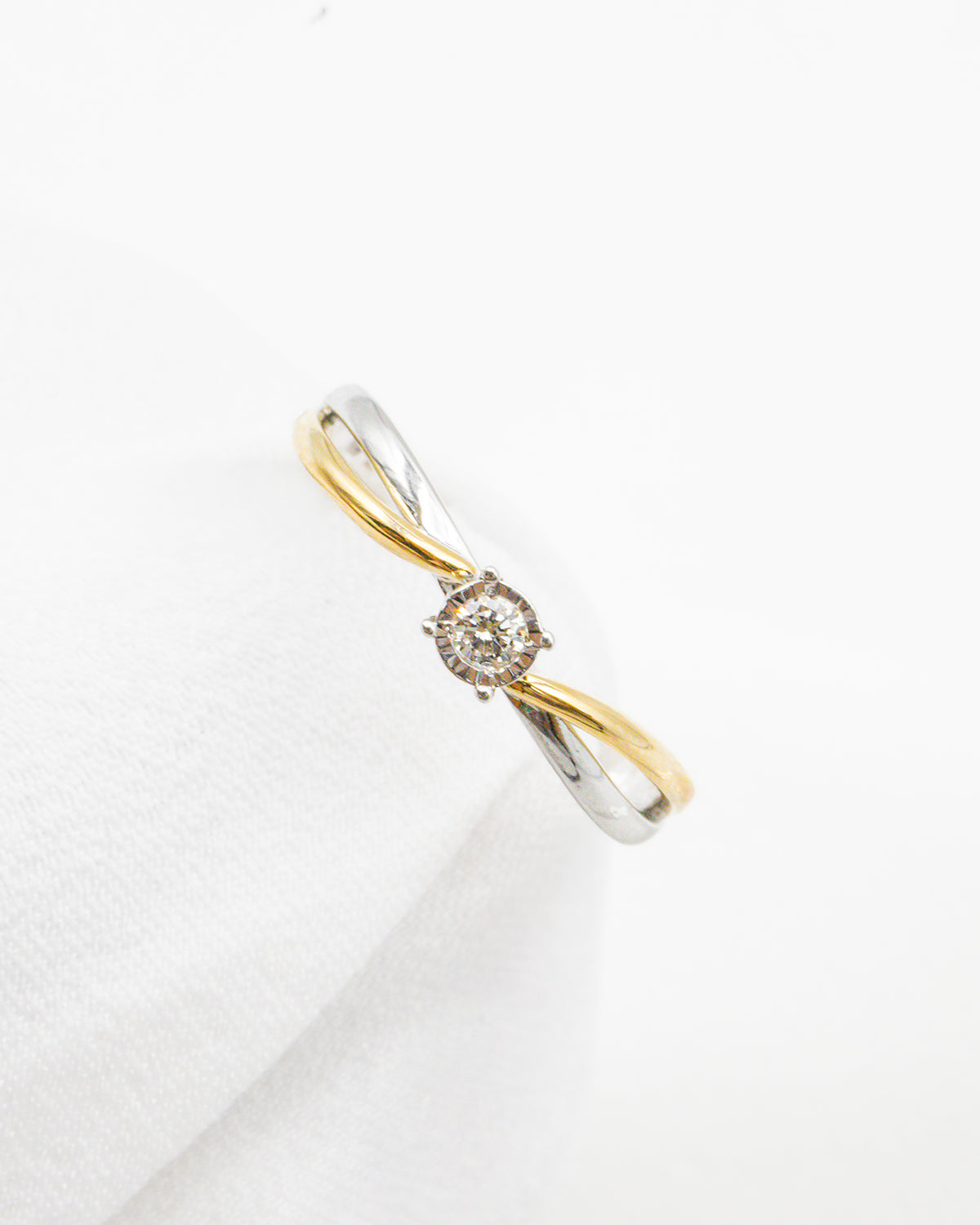 Anillo Entrelazado con Diamante