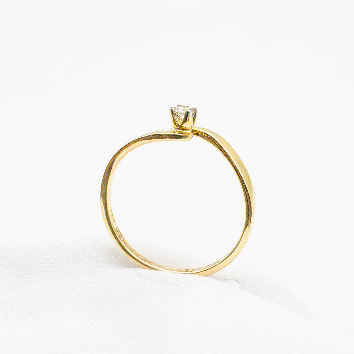 Anillo Cruzado con Diamante