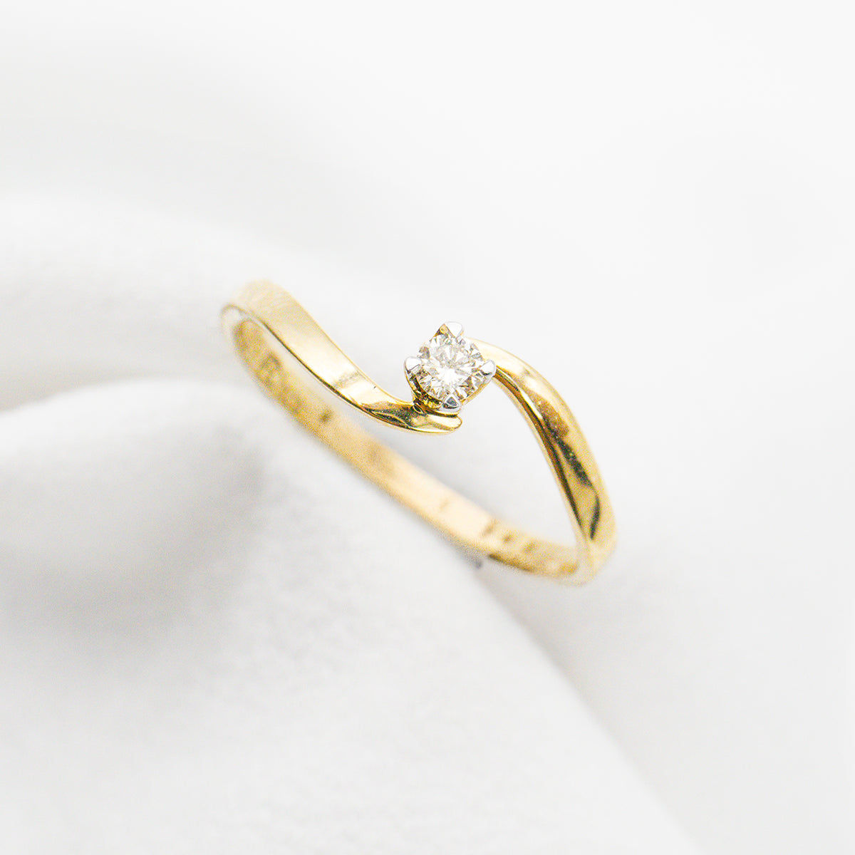 Anillo Cruzado con Diamante