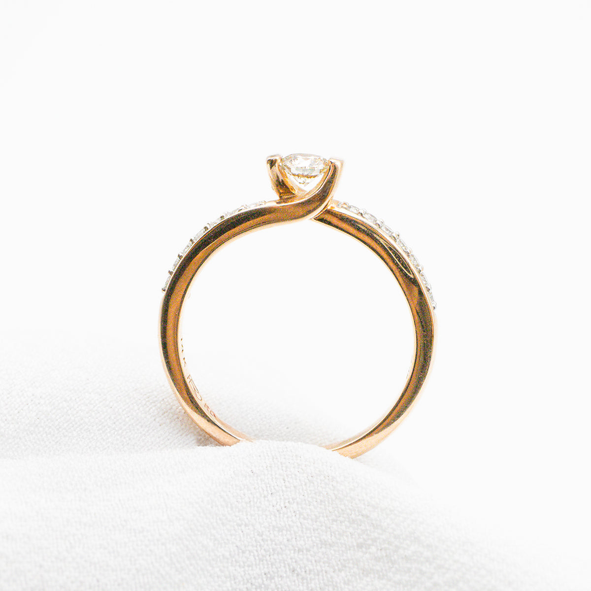 Anillo Cruzado con Diamantes
