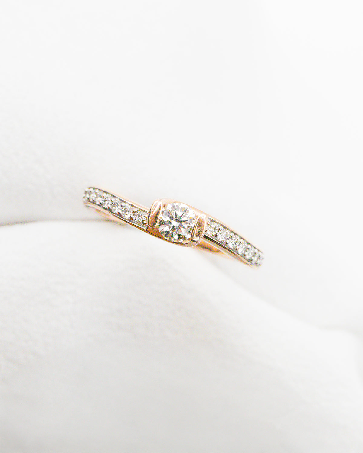 Anillo Cruzado con Diamantes
