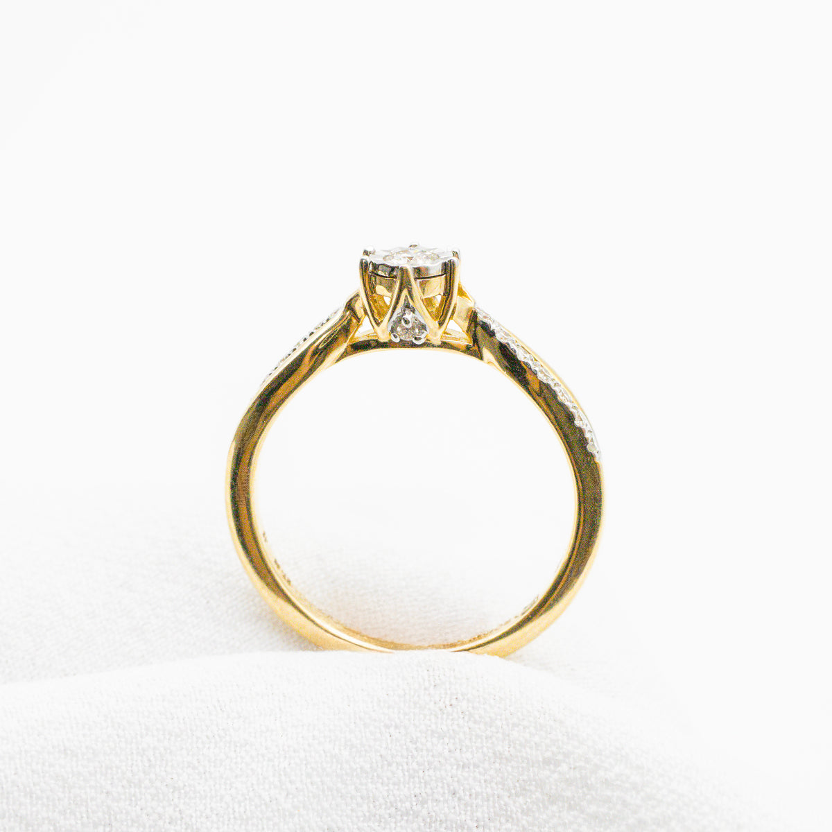 Anillo Entrelazado con Diamantes