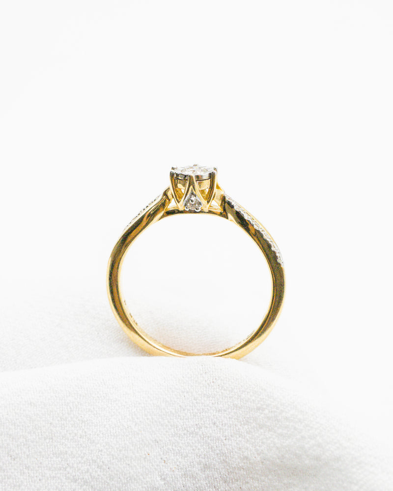 Anillo Entrelazado con Diamantes