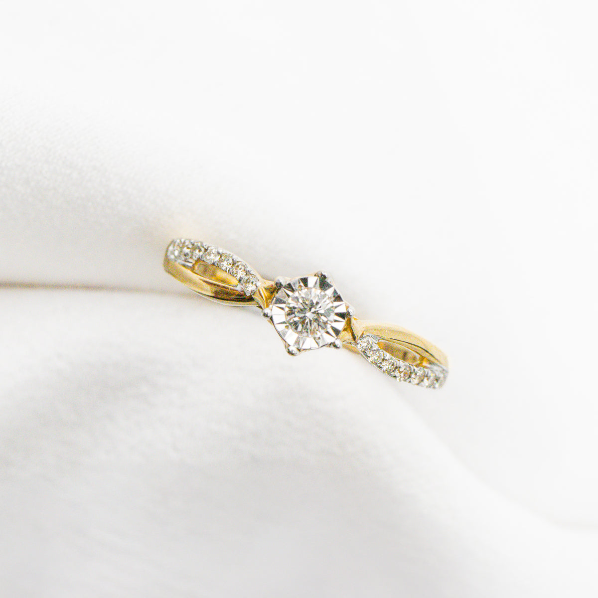 Anillo Entrelazado con Diamantes