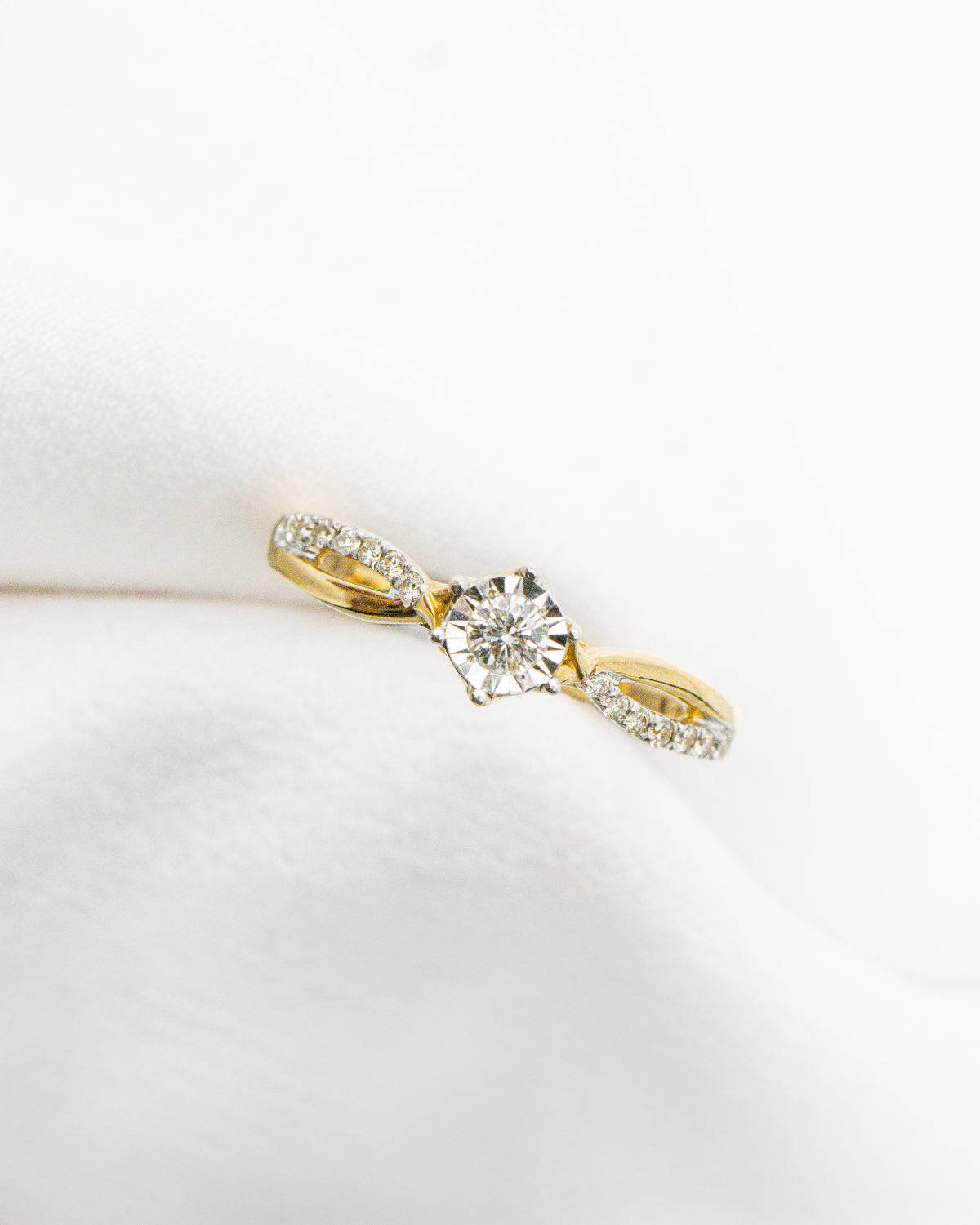 Anillo Entrelazado con Diamantes