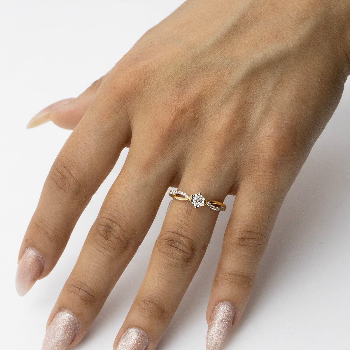 Anillo Entrelazado con Diamantes
