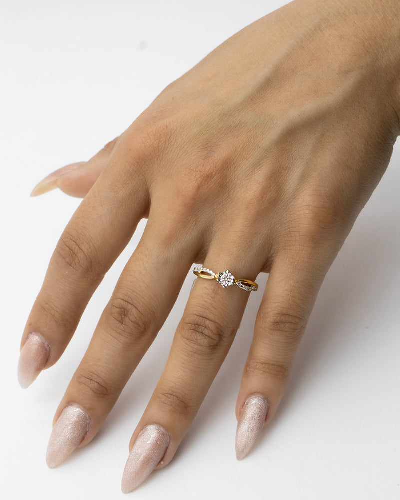 Anillo Entrelazado con Diamantes