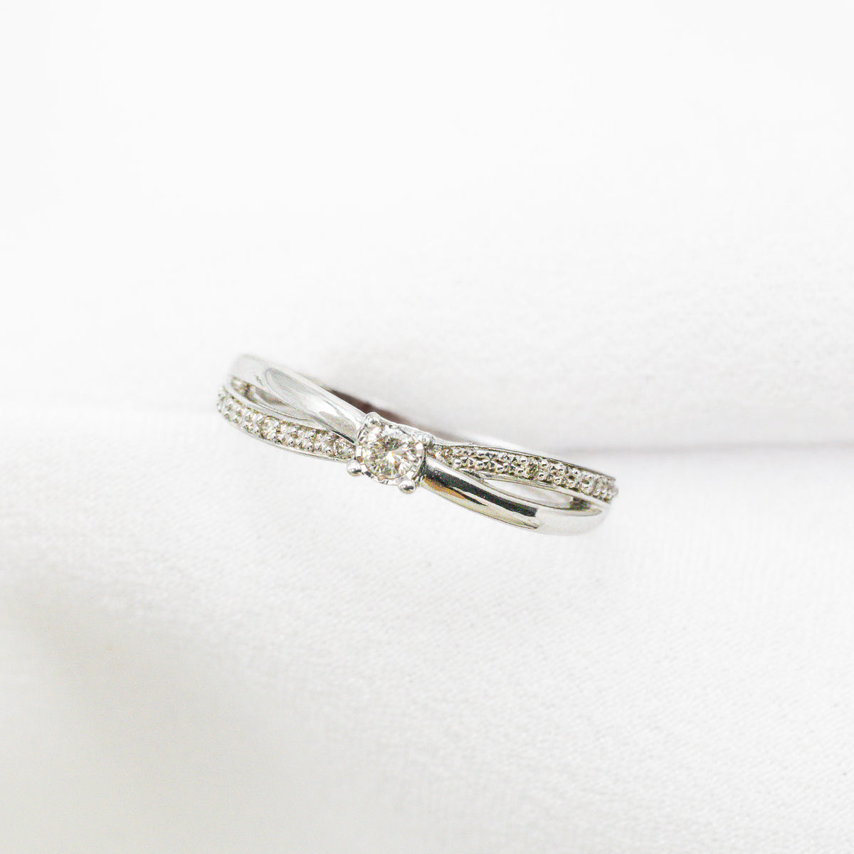 Anillo Infinito con Diamantes