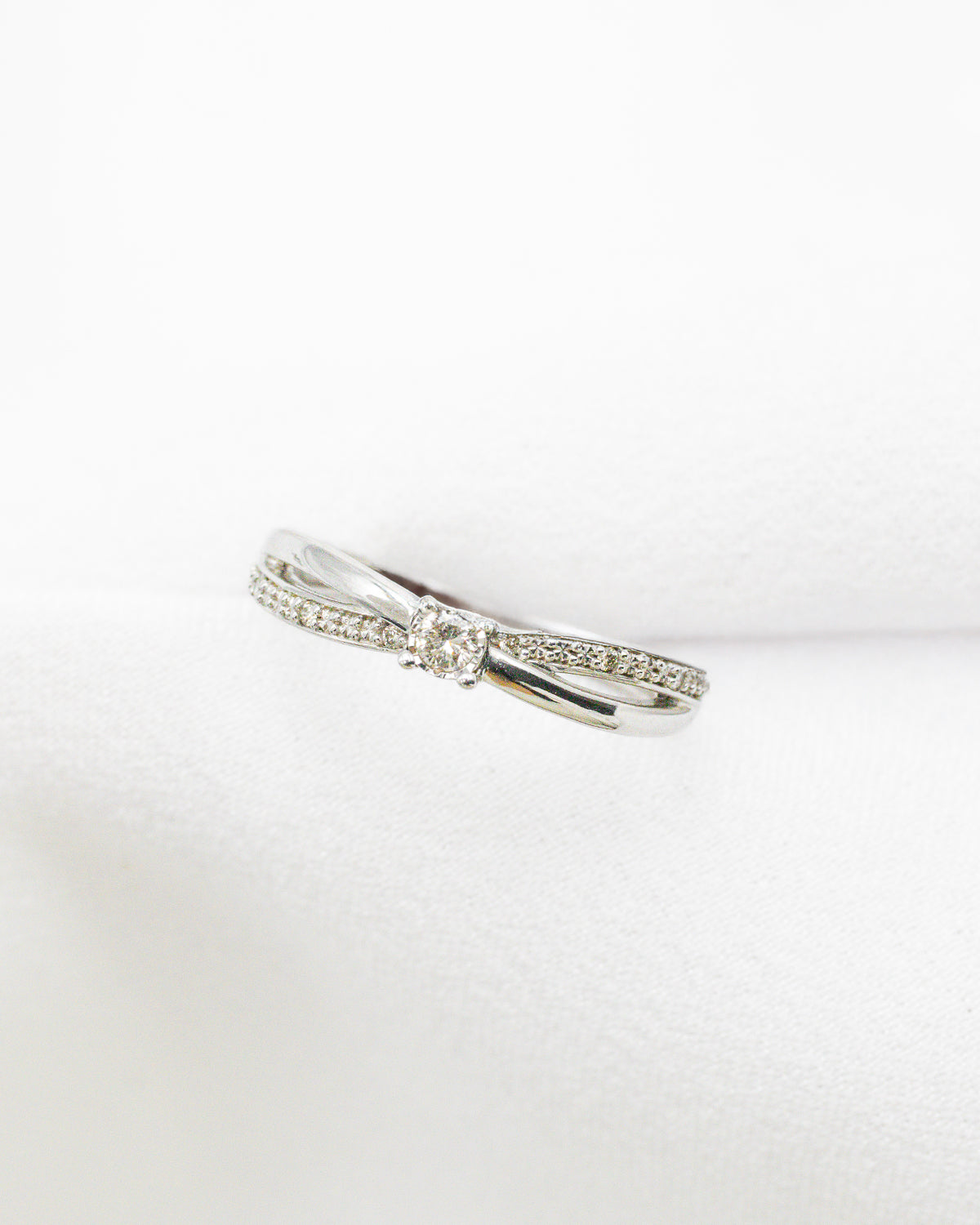 Anillo Infinito con Diamantes